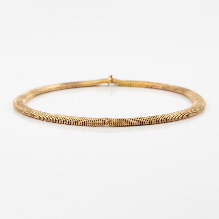 A necklace in 18K gold.