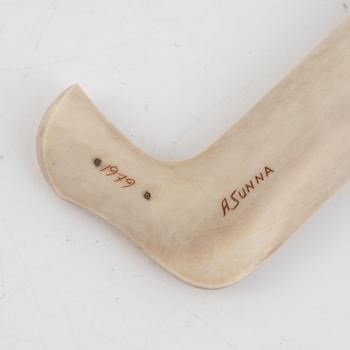 Anders Sunna, a reindeer horn knife, signed and dated 1979.