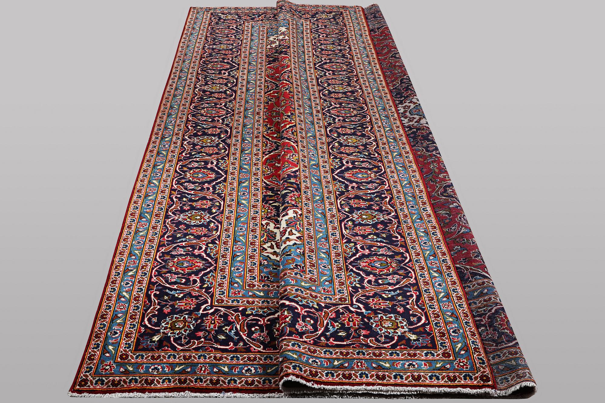 A carpet, Kashan, ca 401 x 284 cm.