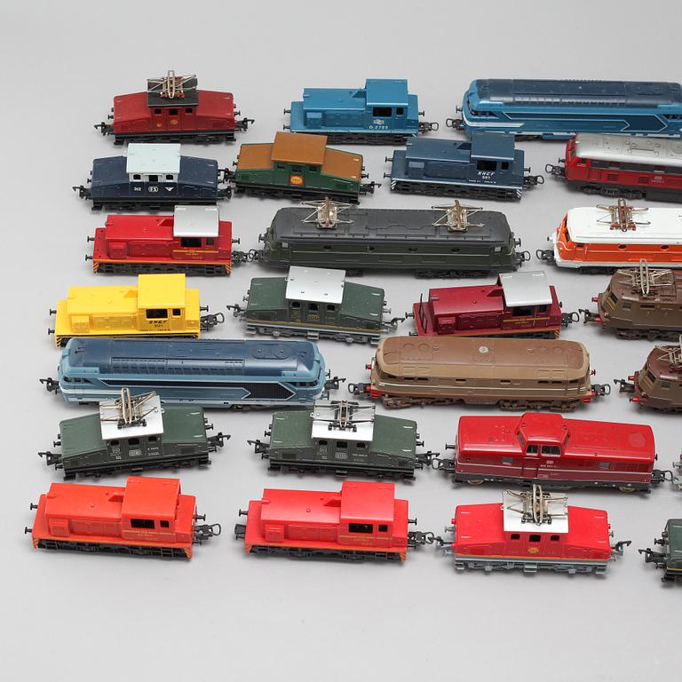 33 model locomotives by Lima, Italy, from the latter half of the 20th century.