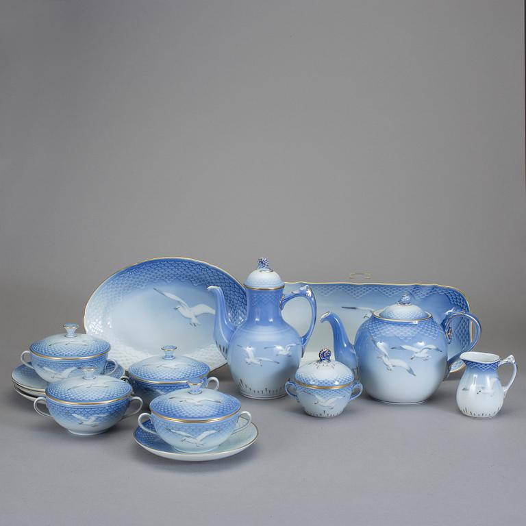 MATSERVIS, 92 delar, porslin, "Måsen", Bing & Gröndahl, 1900-talets mitt.