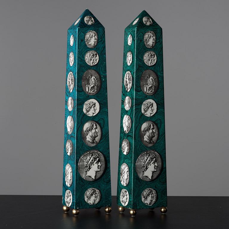 Piero Fornasetti, obelisker / bordslampor, 2 st snarlika, Milano, Italien.