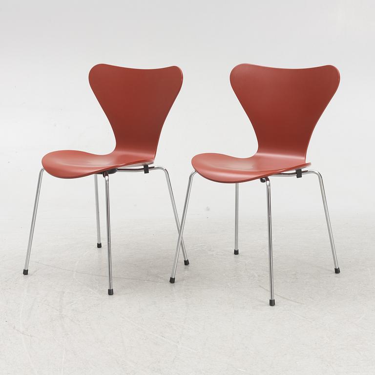 Arne Jacobsen, stolar, 5 st, "Sjuan", Fritz Hansen, Danmark. 2022.