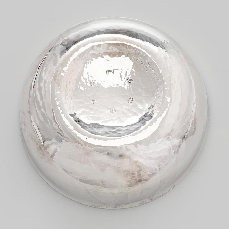 A. Tillander, skål, sterlingsilver och emalj, Åbo 2005.