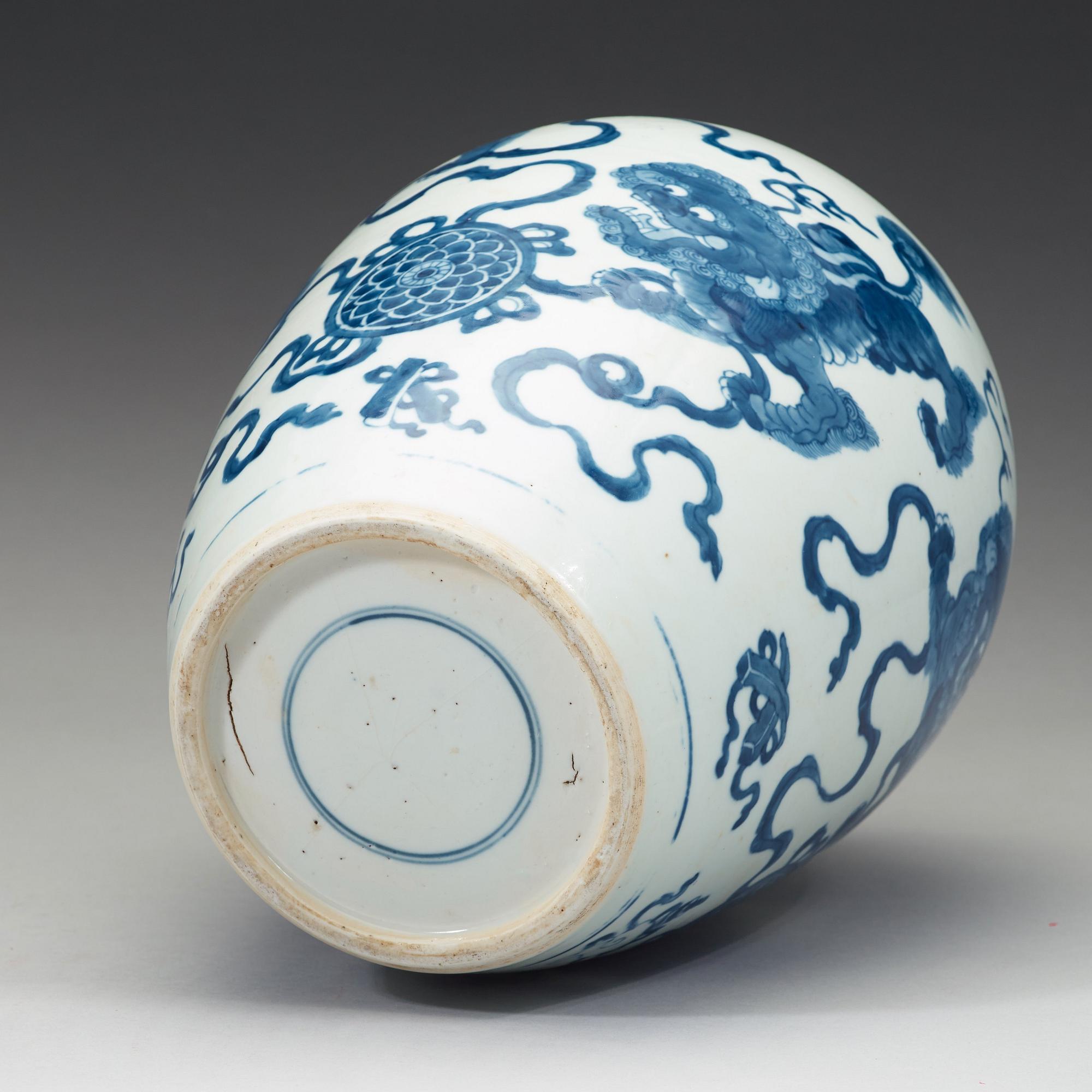 URNA, porslin. Qingdynastin, 1800-tal.