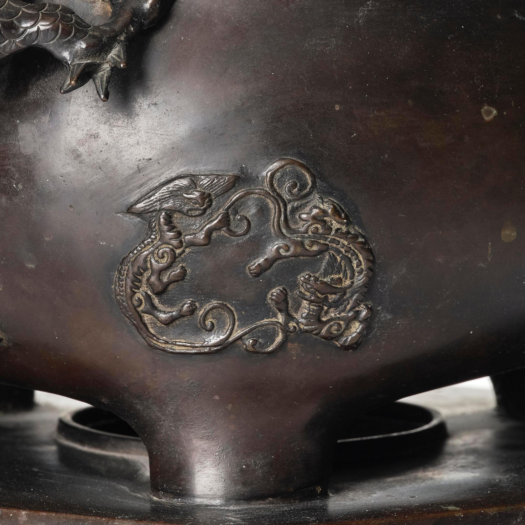 A large bronze censer with cover, Qing dynasty, 19th century.