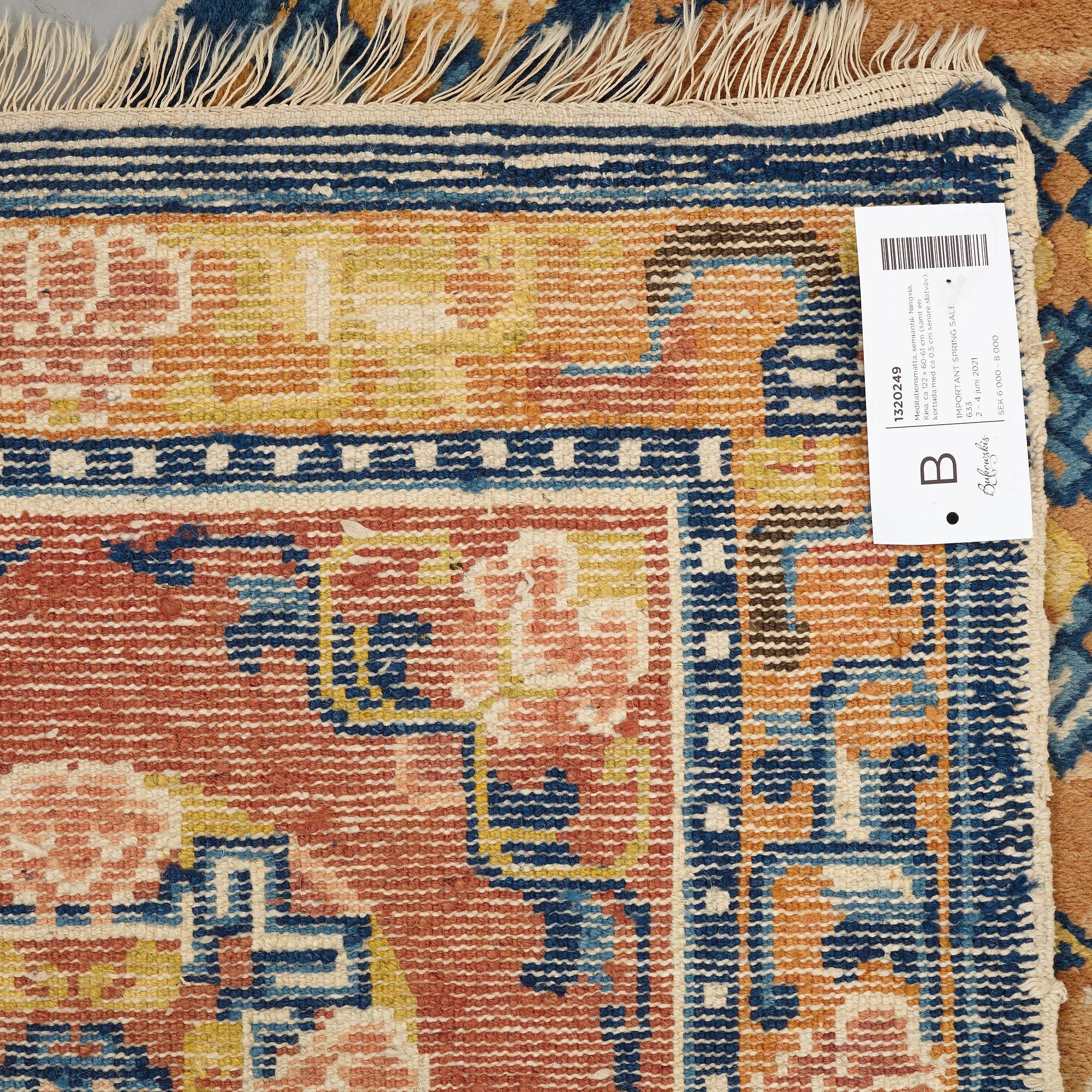 Meditationsmatta, semiantik Ningxia, Kina, ca 122 x 60-61 cm (samt en kortsida med ca 0,5 cm senare slätväv).