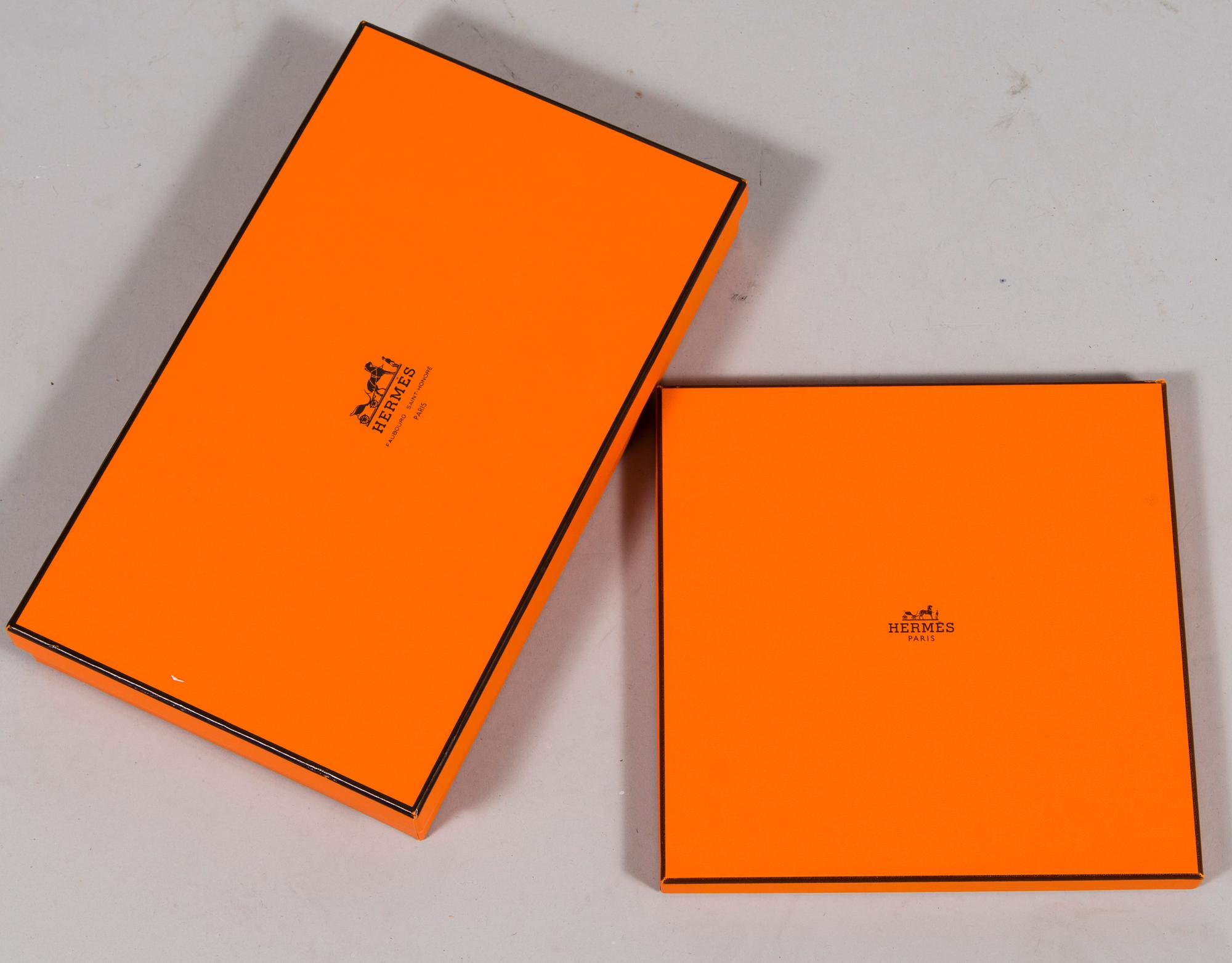 HERMÈS, SILKKIHUIVI JA KAULAHUIVI.