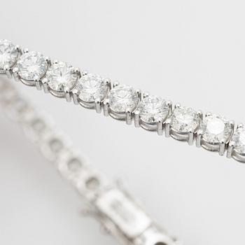 Tennis bracelet 18K white gold with round brilliant-cut diamonds, a total of 6.42 ct.