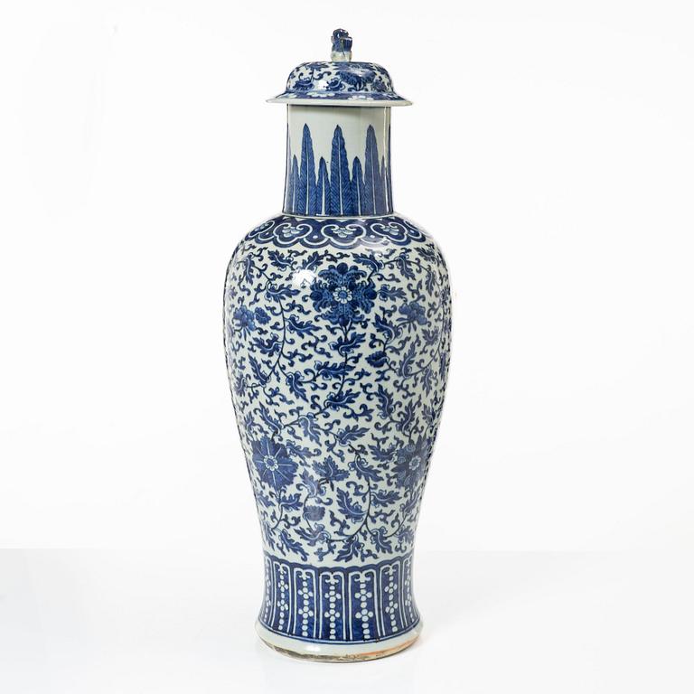 Vas med lock, porslin. Qingdynastin, 1800-tal.