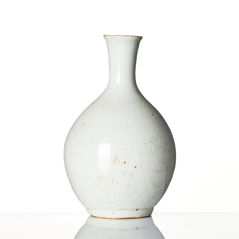 A white glazed Korean vase, Joseon (1392-1897).