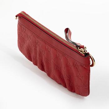 Gucci, The translation of "clutch" to English is "clutch.".