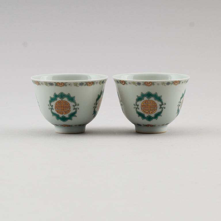 KOPPAR, 1 par, porslin, Kina, troligen 1900-tal.