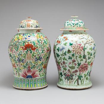 Two large famille rose vases with covers, Qing dynasty, circa 1900.