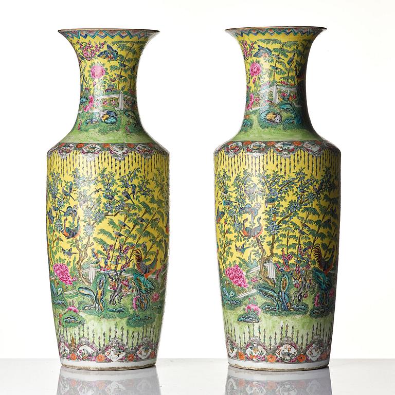 A pair of yellow ground famille rose '100 birds' vases, late Qing dynasty.