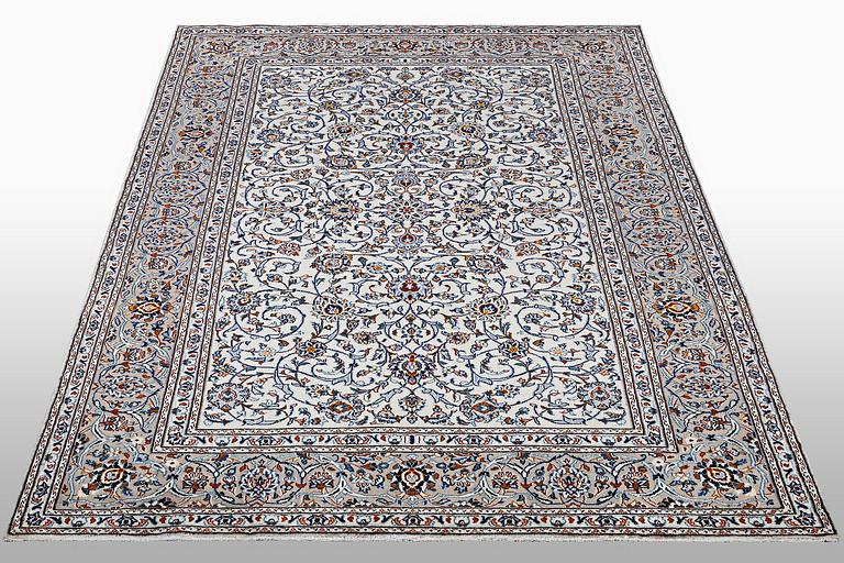A carpet, Kashan, ca 310 x 206 cm.