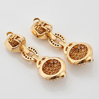 Cartier a pair of earrings in 18K gold set with round brilliant-cut diamonds.