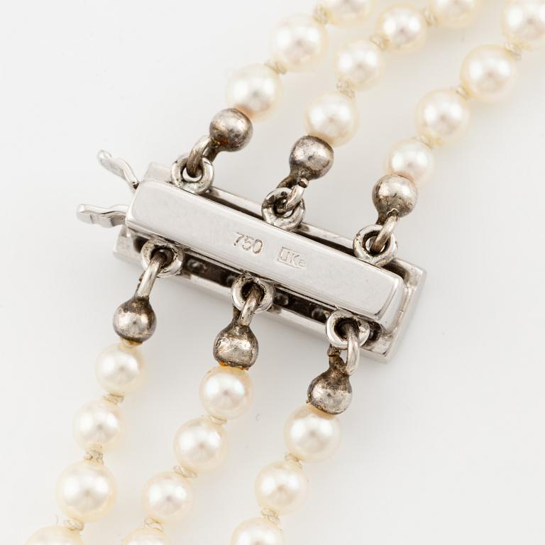 Pearl necklace, three-strand, graduated cultured pearls, clasp in 18K white gold and brilliant-cut diamonds.