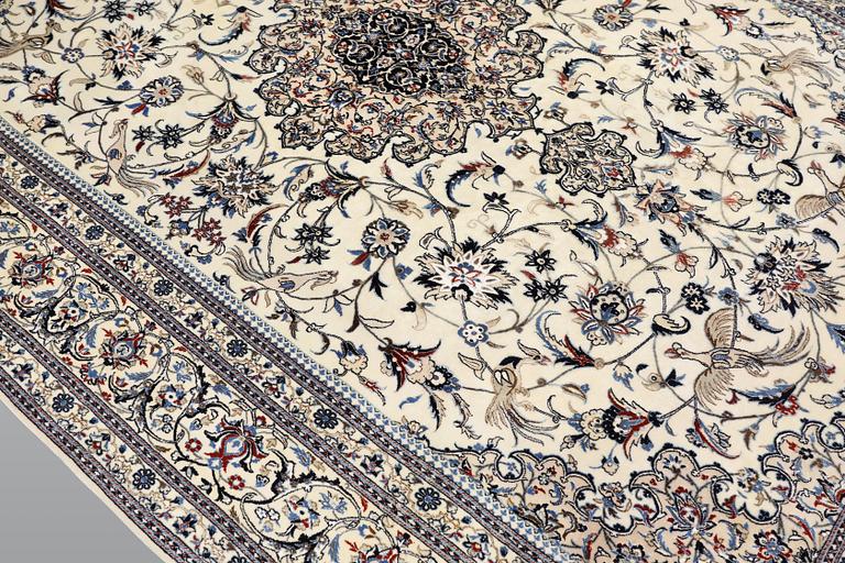 A part silk Nain carpet, so-called 6LAA, approx. 324 x 218 cm.