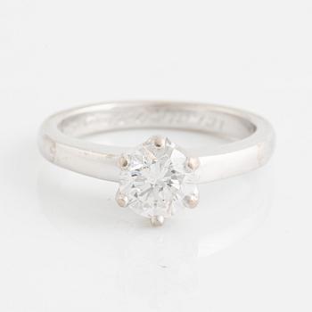 An 18K white gold ring set with a round brilliant-cut diamond.
