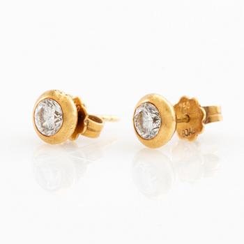 Örhängen ett par 18K guld med runda briljantslipade diamanter.