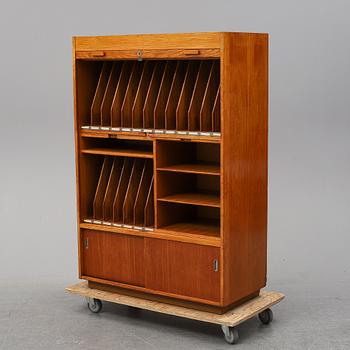A oak cabinet from the first half of the 20th century.