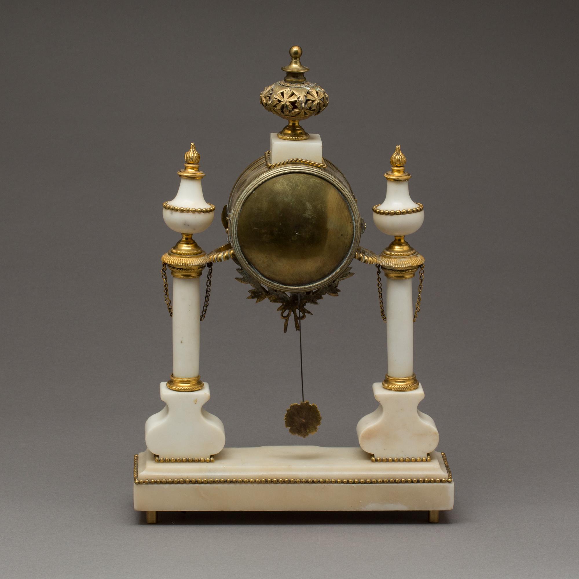 BORDSPENDYL, v Michel-Francois Piolaine (mästare i Paris 1787). Frankrike, Louis XVI, omkring 1800.