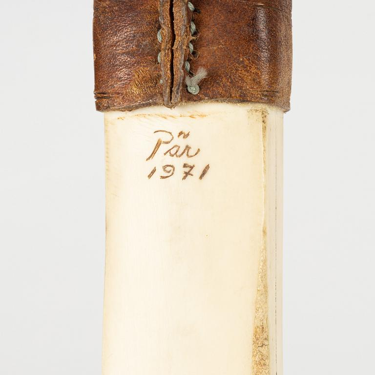 A reindeer horn knife, signed Pär dated 1971.