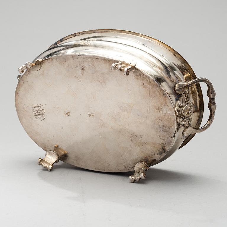 A BOWL, silver, Paris 1722-1727, Charles Cordier, weight 606 g.