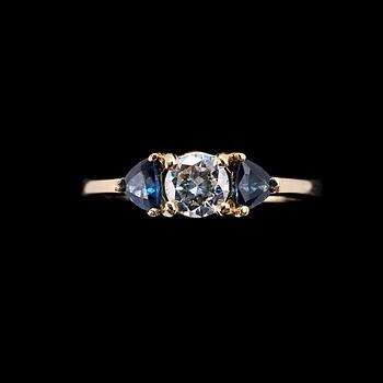 43. RING, 14K guld, briljantslipad diamant ca 0.35 ct samt triangelslipade safirer. Vikt 2,8 g.