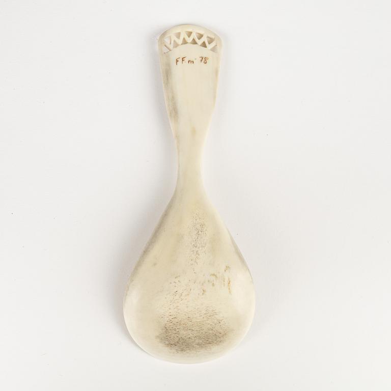 A horn spoon by Folke Fjällström, signed and dated -78.