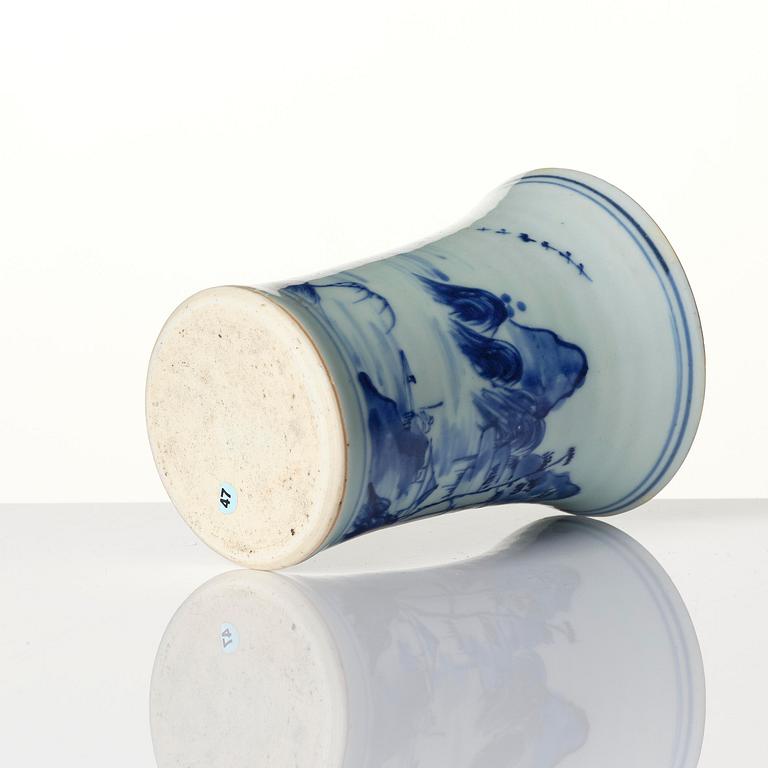 A blue and white brushpot and a dish, Tianqi/Chongzhen, mid 17th century.