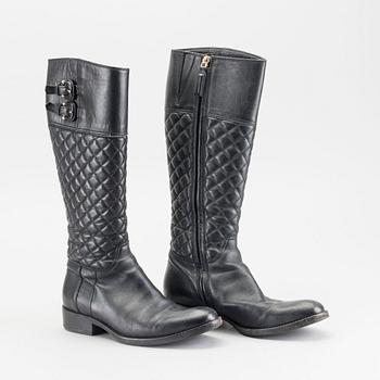 A PAIR OF Sz 36,5 BURBERRY BOOTS.
