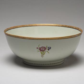 A pair of famille rose punch bowls, Qing dynasty, 18th Century.