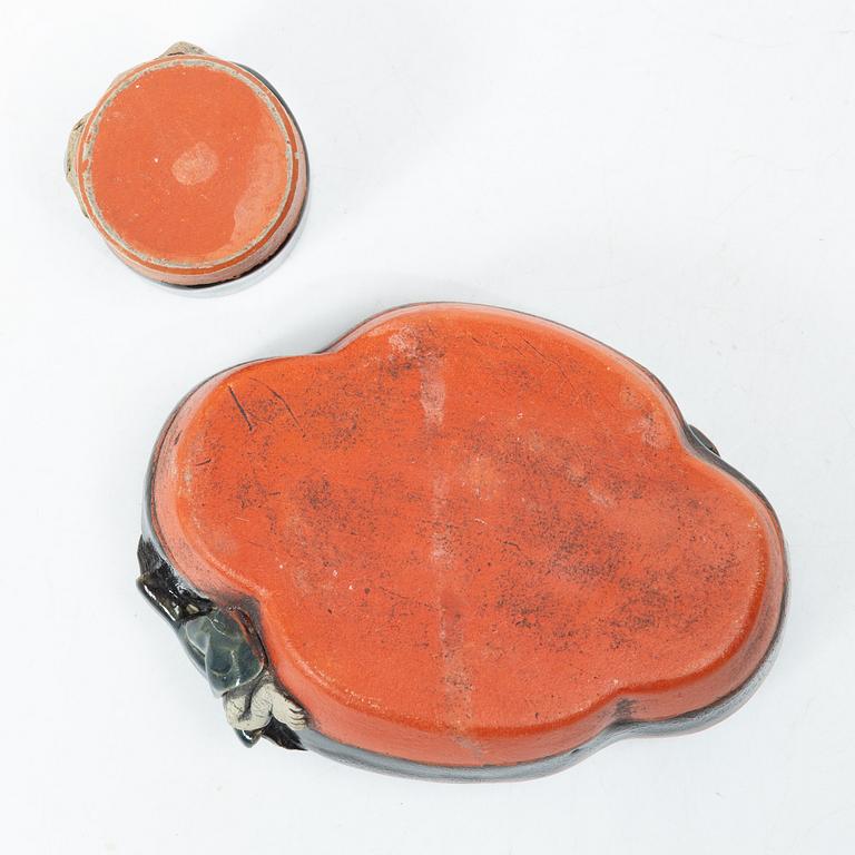 Burk med lock, kopp och två skålfat, stengods, 'sumida ware'. Japan, 1900-tal.