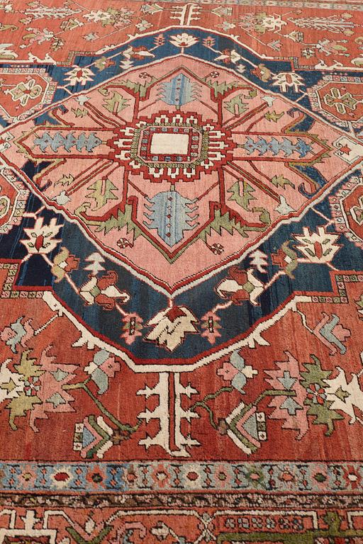 A CARPET, an antique Heriz, ca 479-491 x 310-327 cm.