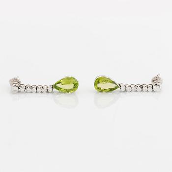 Ett par örhängen 18K vitguld med fasettslipade peridoter och runda briljantslipade diamanter.