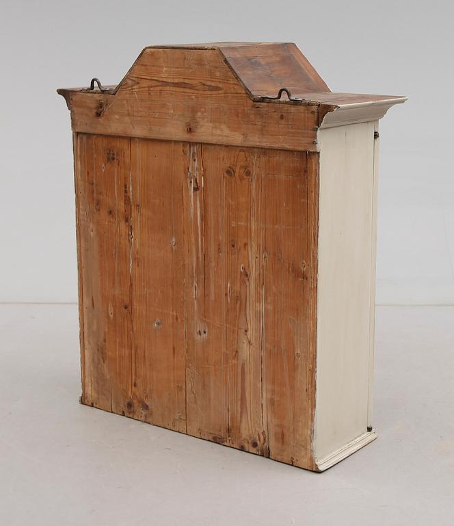 HÄNGSKÅP, allmoge, 1800-talets första hälft.