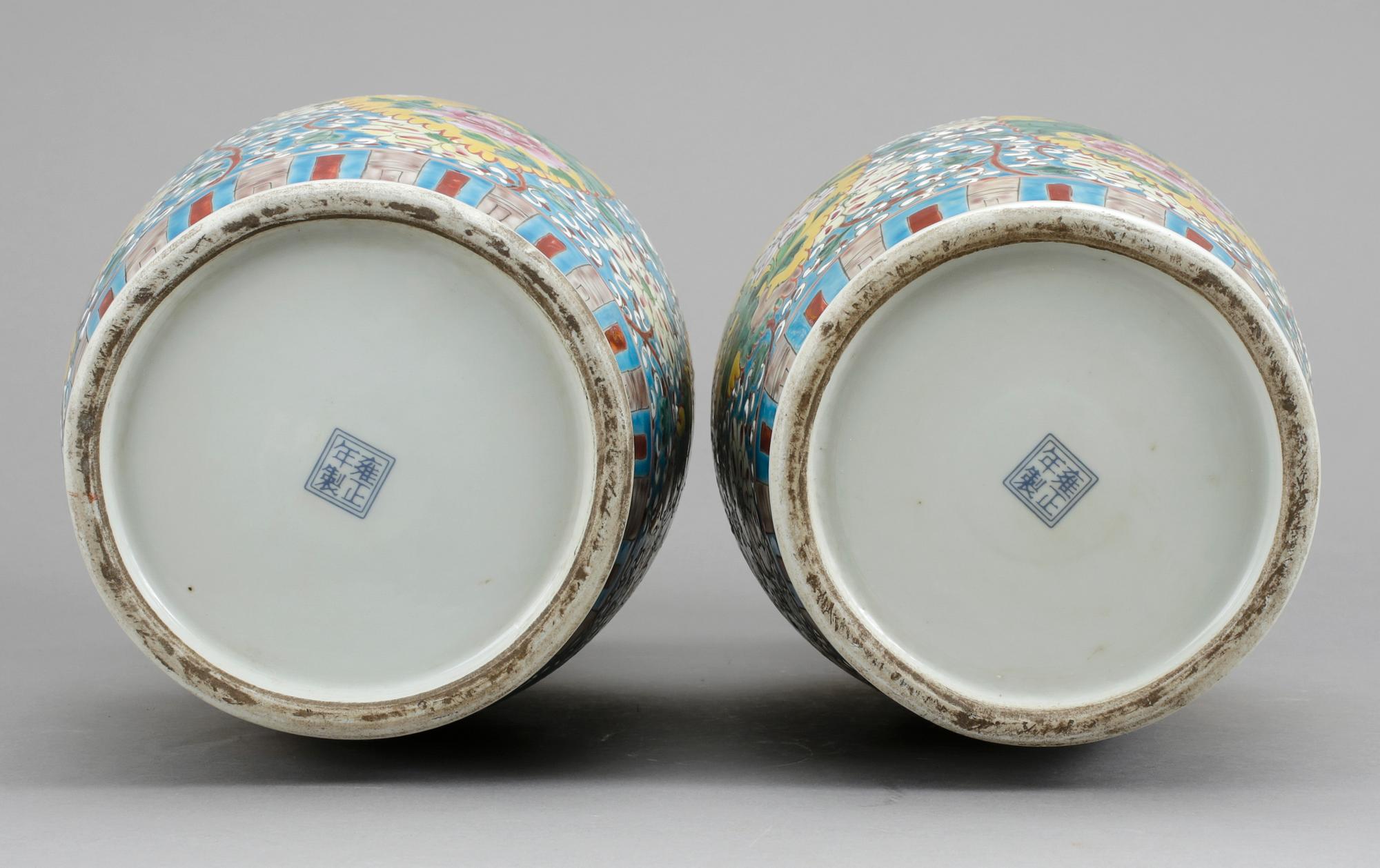 URNOR, ett par, porslin, Kina, 1900-tal.