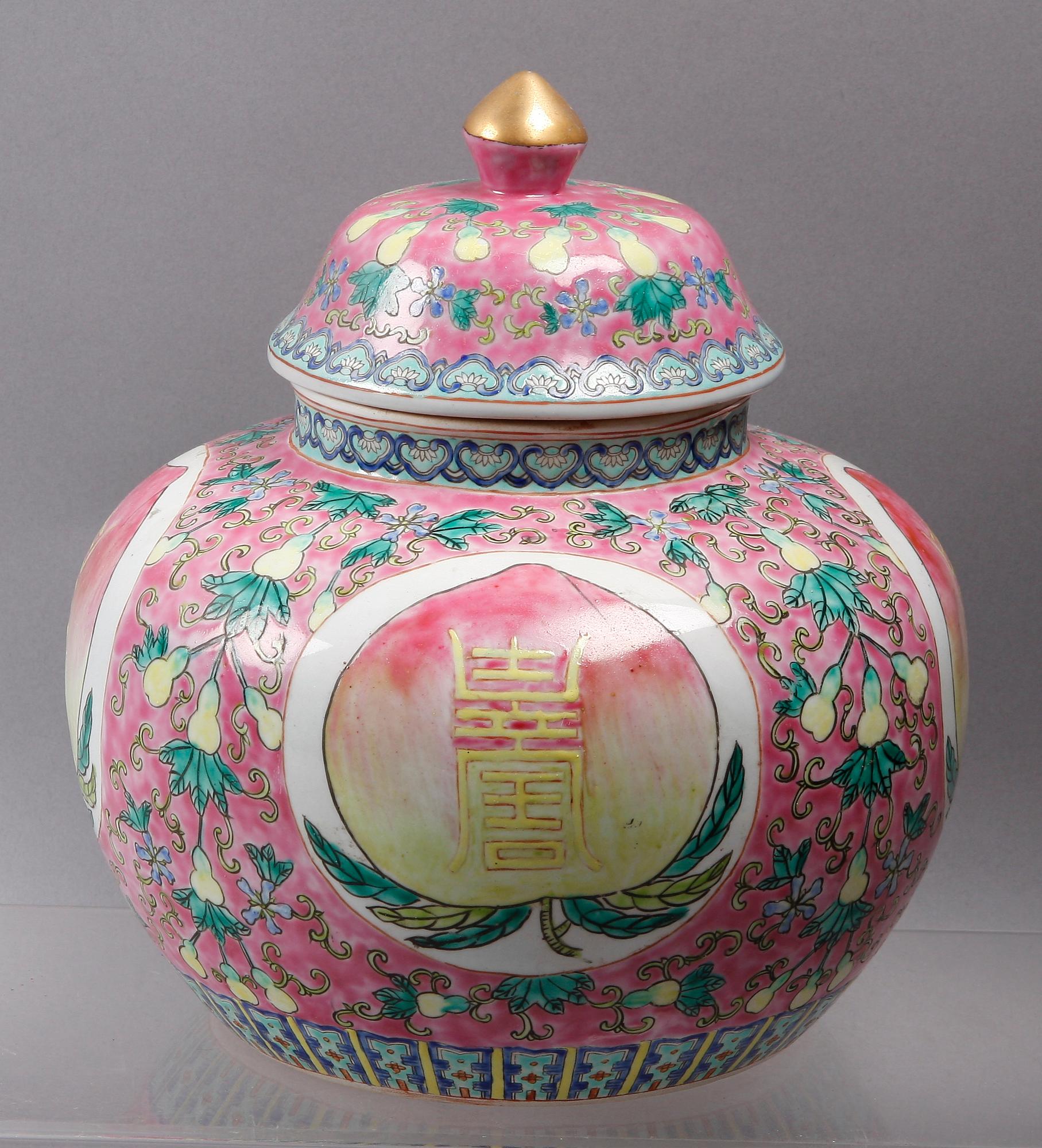 URNA MED LOCK, porslin. Kina.