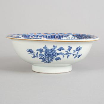 A famille rose bowl, Qing dynasty, Qianlong (1736-95).