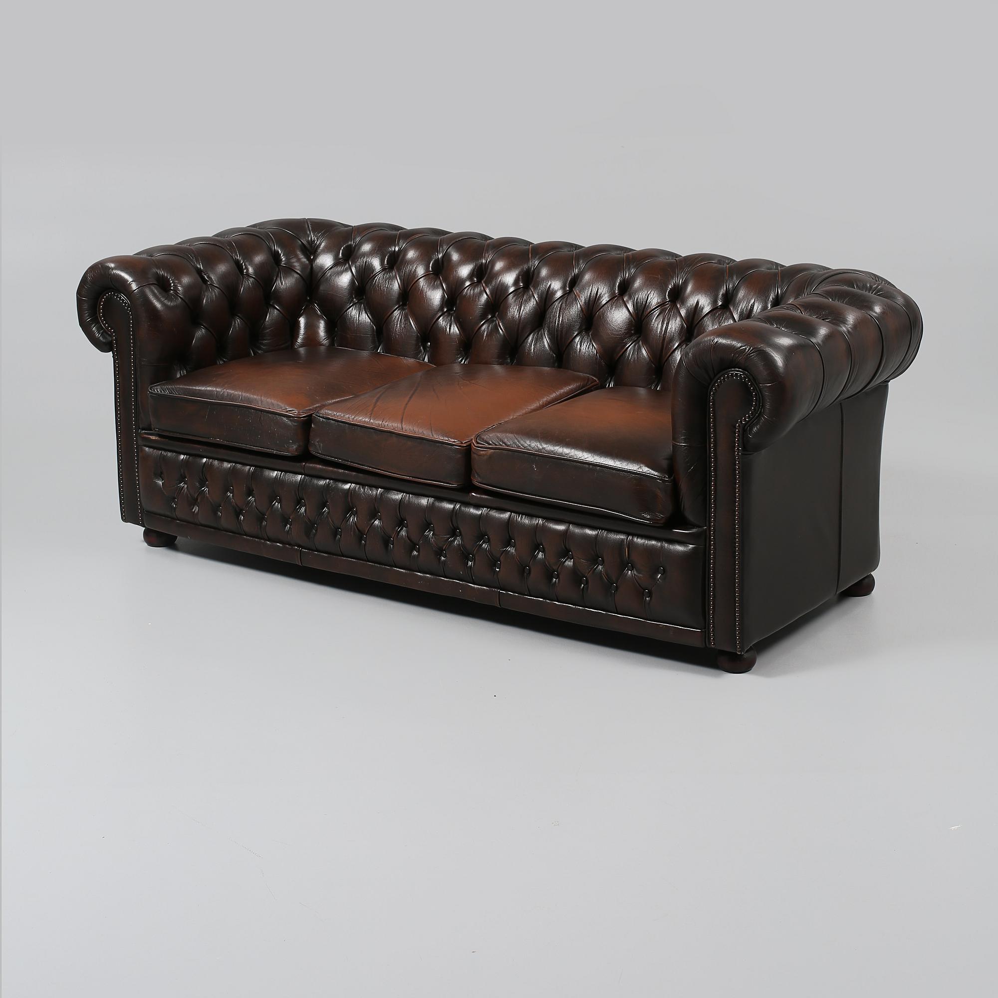 SOFFA, Chesterfieldmodell, England, 1900-talets andra hälft.