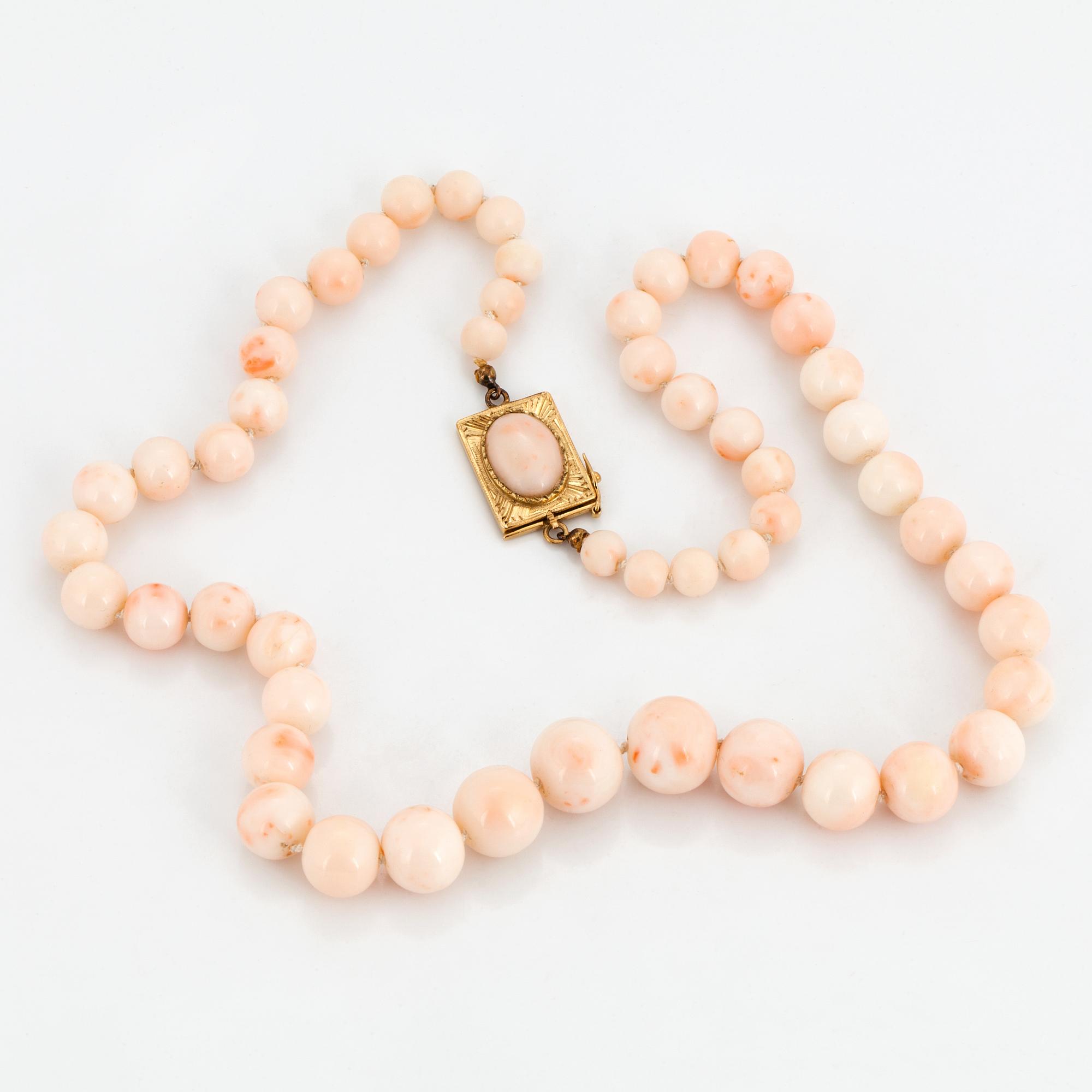 COLLIER, whith white/ light pink coral beads.