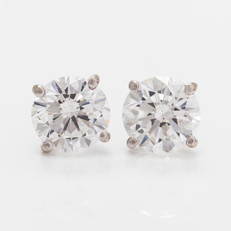 Korvakorut, yksikiviset, 18K valkokultaa ja briljanttihiottuja timantteja yht. 2.04 ct.