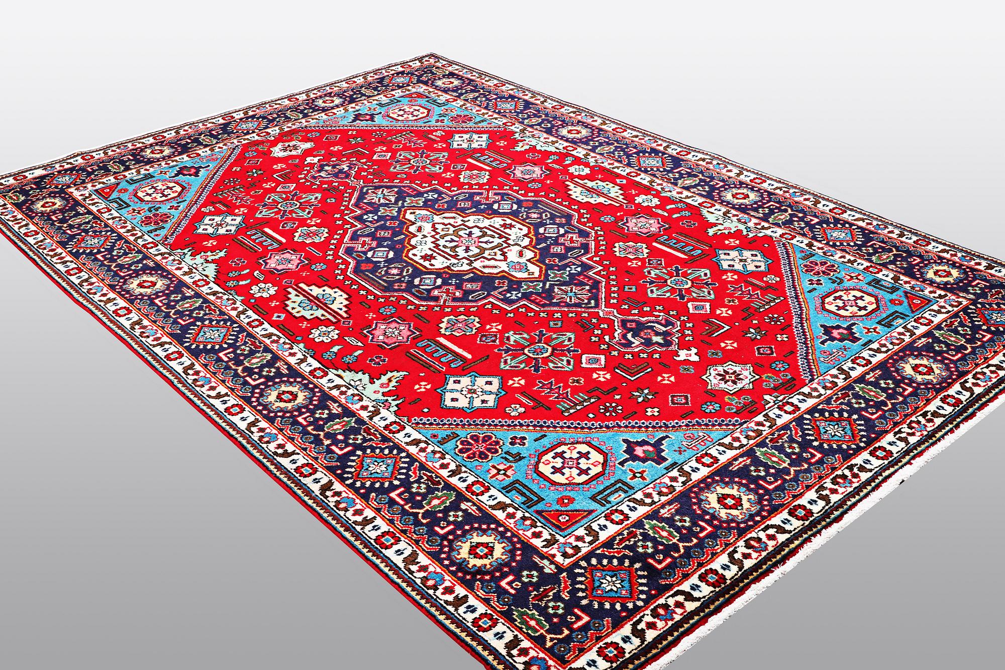 A carpet, Tabriz, ca 298 x 198 cm.
