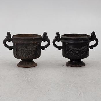 Trädgårdsurnor, ett par, barockstil, 1900-tal.