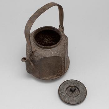 A cast-iron teapot with cover, Japan, Meiji (1868-1912).