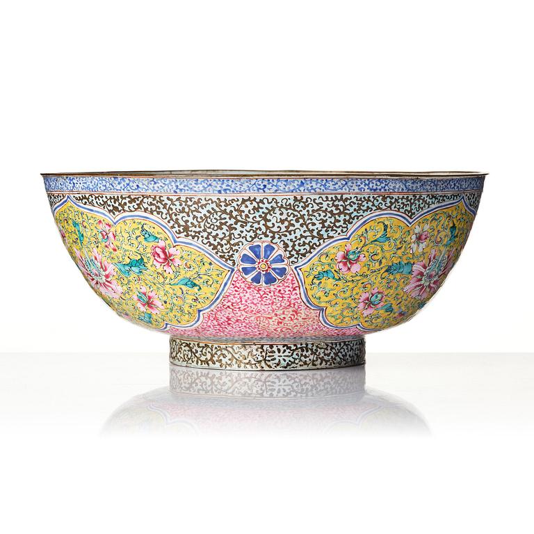 A large enamel on copper bowl, and a cover, Qing dynasty, 18th century.