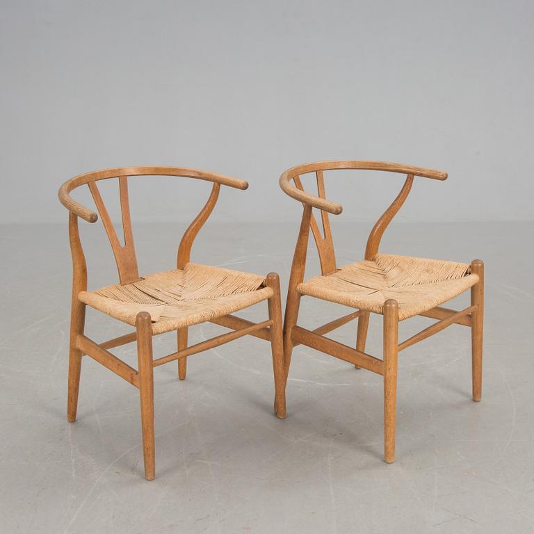 KARMSTOLAR, ett par, "Y-stolen", Hans J Wegner, etikettsmärkt Carl Hansen & Søn, Møbelfabrik Odense, 1970-talets början.