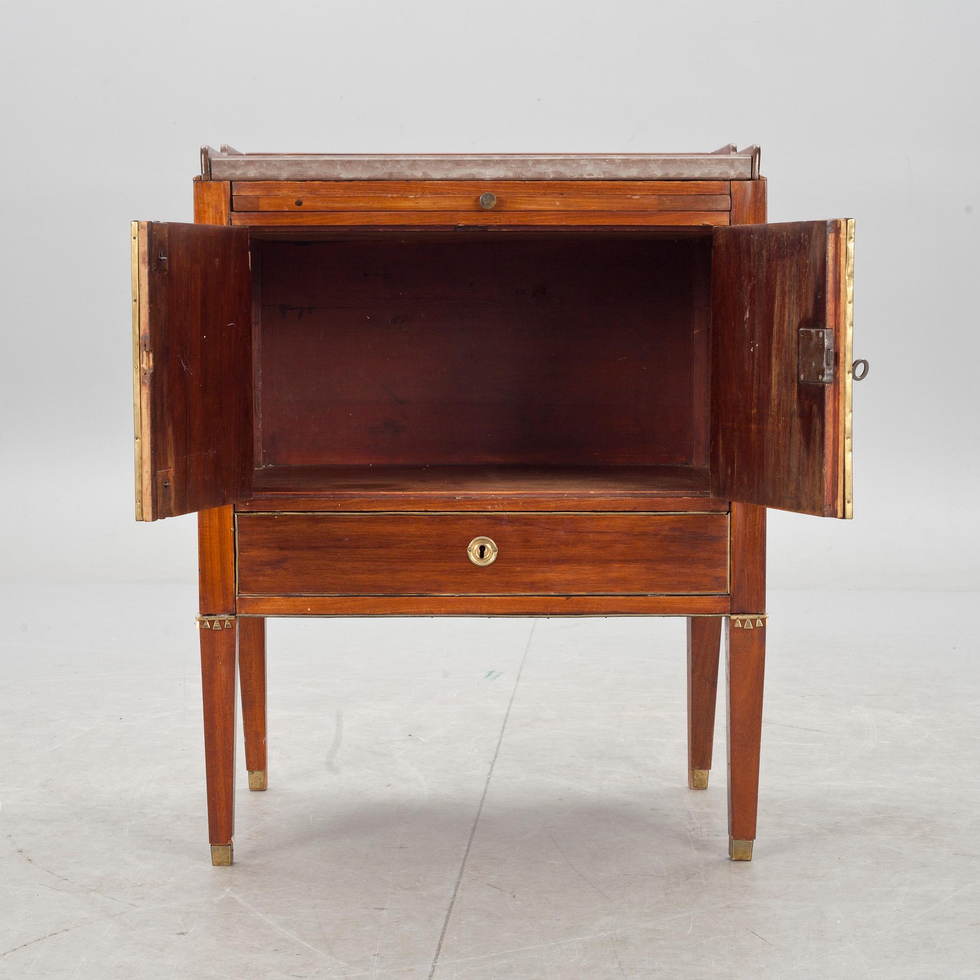 POTTSKÅP, sengustavianskt. 1700-talets andra hälft.